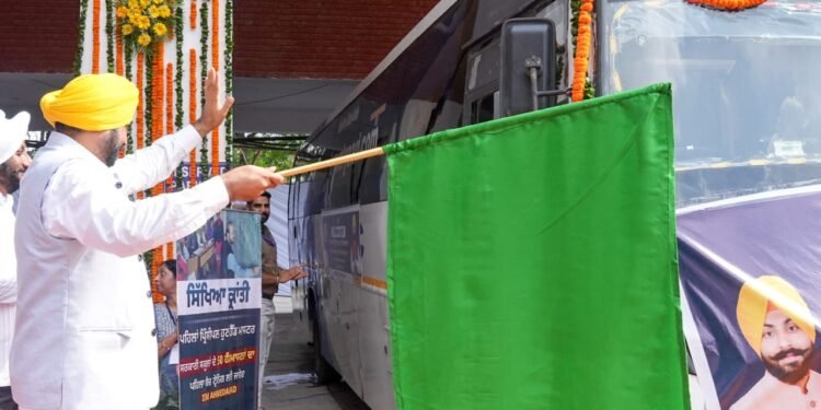 IN ANOTHER REVOLUTION IN EDUCATION SECTOR, CM FLAGS OFF BATCH OF HEADMASTERS FOR EXPERT TRAINING AT IIM, AHMEDABAD