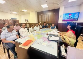 BJP VP Jai Inder Kaur hands over a Memorandum to Patiala DC