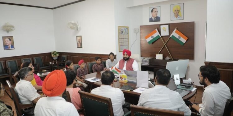 ANOTHER INNOVATIVE INITIATIVE: HARJOT SINGH BAINS TAKES GOVERNMENT SCHOOL STUDENTS TO PUNJAB SECRETARIAT