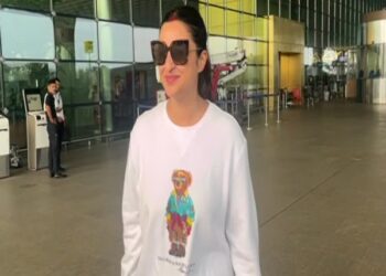 Parineeti Chopra flaunts ‘sindoor’ as she gets pepped at Mumbai airport