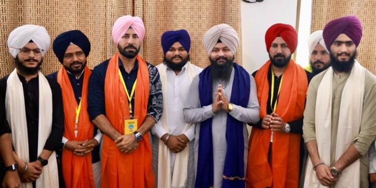 Gippy Grewal, Binnu Dhillon, Karamjit Anmol reach Kartarpur Sahib in Pakistan to seek blessings for ‘Maujaan Hi Maujaan’, watch this endearing video