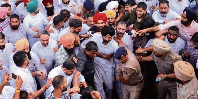 Congress’s march to Punjab Raj Bhavan over SYL foiled, party leaders detained