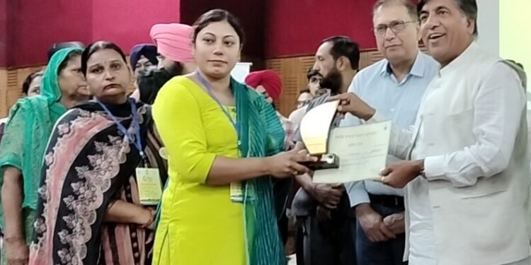 Jimpa honors 24 Gram Panchayats, 23 Schools and 23 Safai Sewaks at State Level function