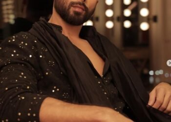 Shahid Kapoor in ‘mauja hi mauja’ mood as he poses for Diwali pictures