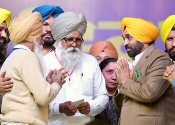 BHAGWANT MANN AND ARVIND KEJRIWAL HANDS OVER CHEQUE WORTH RS 1 CRORE AS FINANCIAL ASSISTANCE TO FAMILY OF MARTYR AMRIK SINGH