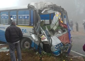 Manasa: The bus of Piaratasi, coming from Haridwar, met with an accident near Budhlada, 20 passengers injured, driver serious.
