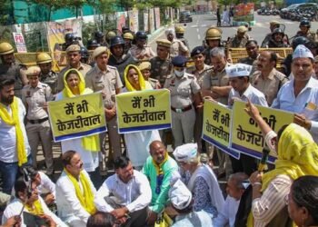 The Haryana division of the Aam Aadmi Party organized a demonstration in opposition to the detention of Arvind Kejriwal.