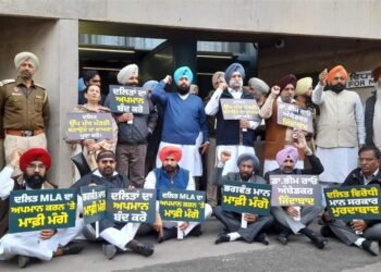 Live updates from the Punjab Budget session reveal that Congress leaders have organized a protest following Chief Minister Bhagwant Mann’s.