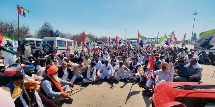 The progress of the march organized by the Pagri Sambhal Jatta Kisan Sangharsh Samiti to Delhi has been stopped in Hisar.
