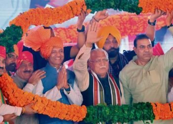 Former Chief Minister of Haryana, ML Khattar, has accused AAP leaders of betraying activist Anna Hazare.