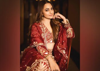 Sonakshi Sinha and her rumored boyfriend Zaheer Iqbal were spotted engaging in a lively gossip session