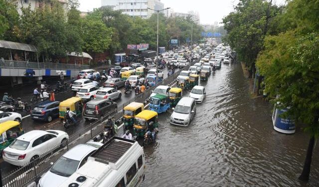 heavy rain lashed Delhi early Friday, waterlogging