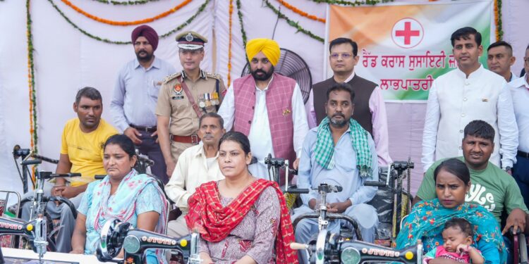 CM HONOURS 15 EMINENT PERSONALITIES WITH STATE AWARD