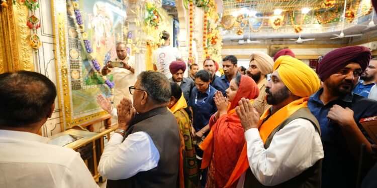 Governor and CM pays obeisance at Sri Harmandir Sahib and Sri Durgiana Mandir, pray for progress and prosperity of state