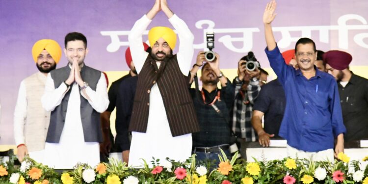 CM administers oath of office to newly elected 10031 Sarpanchs from across state, in presence of Kejriwal
