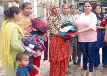 Anmol Muskan Kanti W/o Deep Singh Charitable Trust distributes clothes to needy families in Village Gharuan