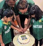 A Pakistani fan proudly sings India’s national anthem alongside his two daughters, expressing his aspiration for them to become champions like Harmanpreet Kaur.