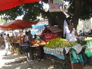 लगातार बढ़ रही रेहड़ियों की समस्या से लोगों को जल्द निजात