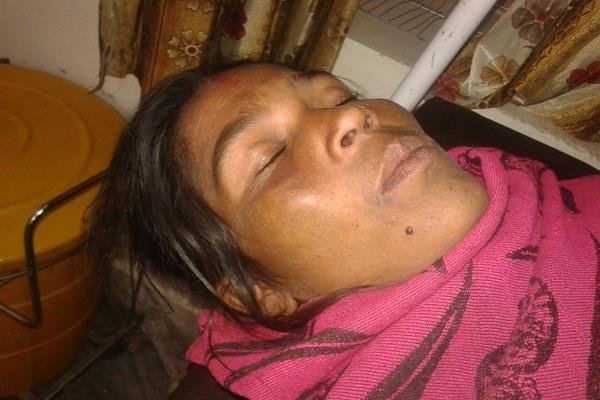 पति द्वारा अपने साथियों के साथ मिलकर पत्नी और उसके माता-पिता से मारपीट कर उन्हें घायल कर दिया