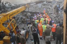 4 दिनों बाद भी इस हिस्से में पड़े मलबे से लगातार आग की लपटें निकल रही