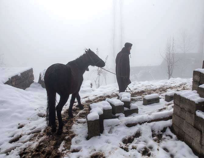 श्रीनगर में मंगलवार को सीजन की पहली बर्फ गिरने के बाद बुधवार को राज्य के राजौरी में बर्फबारी हुई