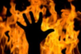 अपने कमरे में 60 वर्षीय वृद्ध ने खुद को पैट्रोल डालकर जलाया