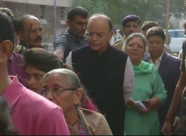 मध्यवर्ती क्षेत्र के 14 जिलों की 93 सीटों पर कड़ी सुरक्षा के बीच मतदान सुबह आठ बजे हो गया शुरू