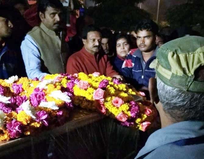 देवास के घिचलाय का रहने वाला आर्मी मैन नीलेश धाकड़ श्रीनगर में दुर्घटनावश गोली चलने से शहीद हो गया