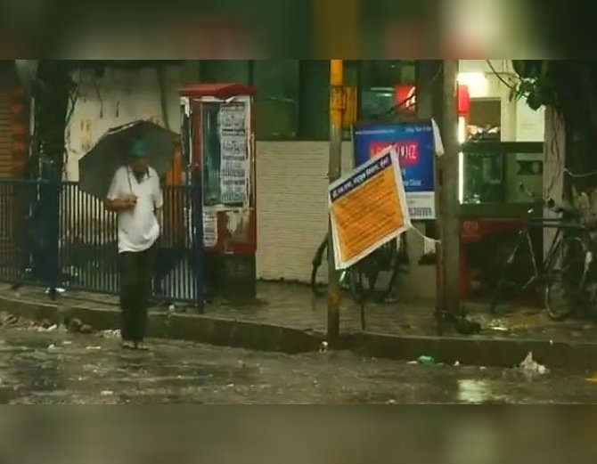 दक्षिण भारत में भारी तबाही मचाने के बाद साइक्लोन ओखी ने मुंबई में दस्तक दे दी