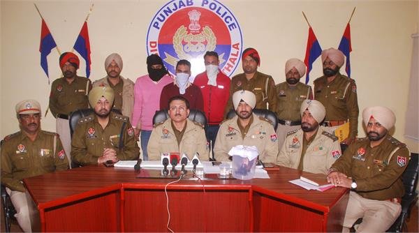 3 स्विफ्ट कार सवार युवकों ने सड़क पर गाय का झुंड लेकर जा रहे निहंगों पर की फायरिंग
