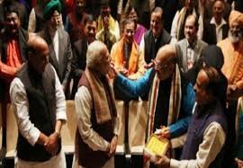 भाजपा अध्यक्ष ने संसदीय दल की बैठक में प्रधानमंत्री को लड्डू खिला कर जीत की बधाई दी