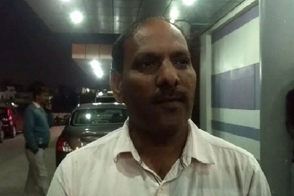 छात्राअों को अहिंसा का पाठ पढ़ाने वाले गुरुजन खुद ही हिंसा करने पर उतारू