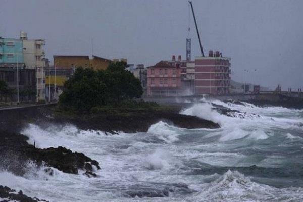 यूरोप में आए भीषण तूफान के कारण दो दमकलर्किमयों सहित नौ लोगों की मौत