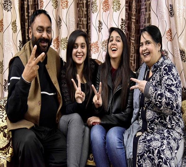 सी.ए. फाइनल के परीक्षा परिणाम में जुड़वा बहनें एक साथ ही सी.ए. बनी