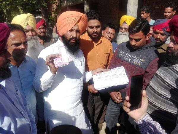 क्लर्क अमित मित्तल स्कूल मालिक से 70 हजार रुपए रिश्वत लेते हुए काबू