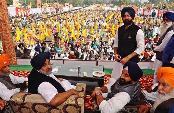 सुखबीर और मजीठिया की गाड़ी पर अंडे और जूते फैंके