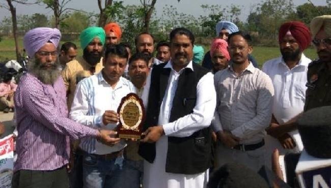 मंत्री धर्मसोत के निवास पर प्रदर्शन, दिया धक्केशाही अवार्ड