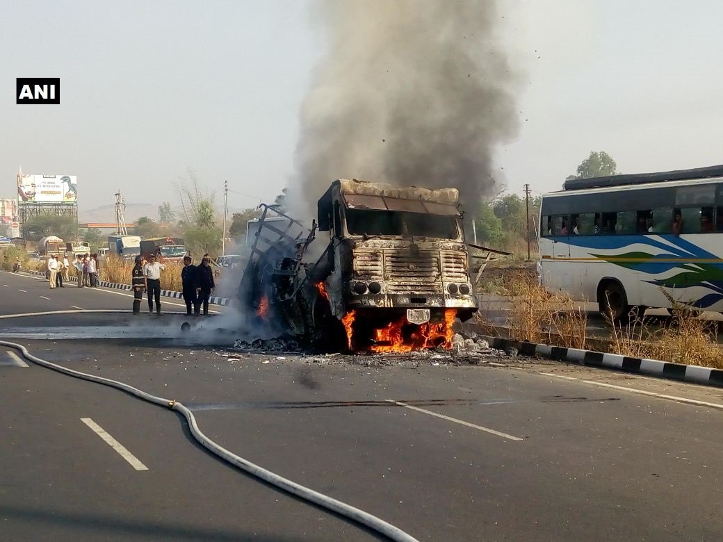पुणे-सतारा रोड पर अचानक ट्रक को लगी आग
