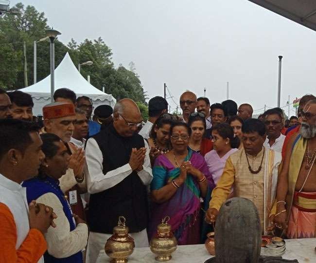 राष्ट्रपति रामनाथ कोविंद और उनकी पत्नी सविता कोविंद में मॉरीशस के दौरे पर