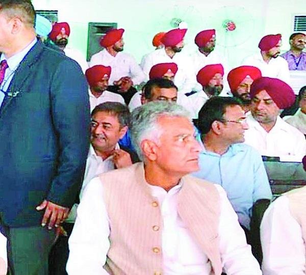 मुख्यमंत्री कैप्टन अमरेंद्र सिंह की मनमानी से पार्टी के विधायकों में अंदर रोष