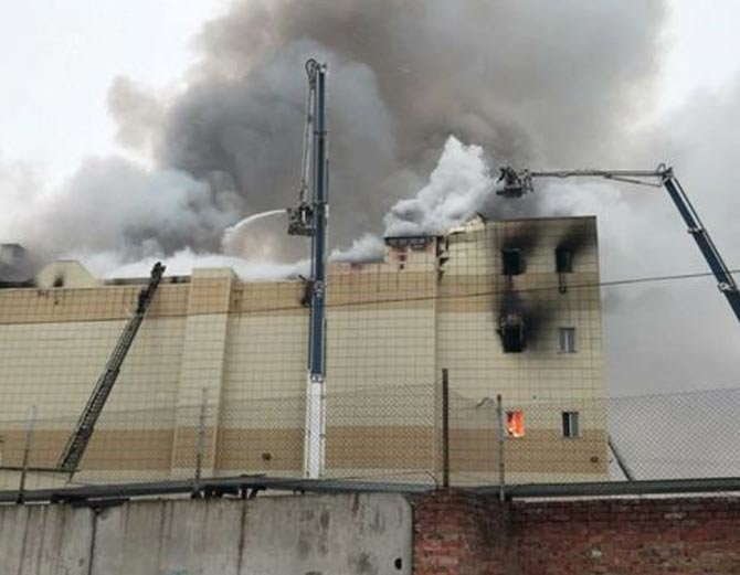 रूसः शॉपिंग सेंटर में आग से 37 लोगों की मौत, जान बचाने के लिए लोगों ने खिड़कियों से लगाई छलांग