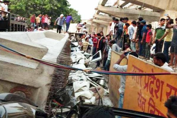 वाराणसी : पुल हादसे में 18 की मौत, 4 अधिकारी सस्पेंड