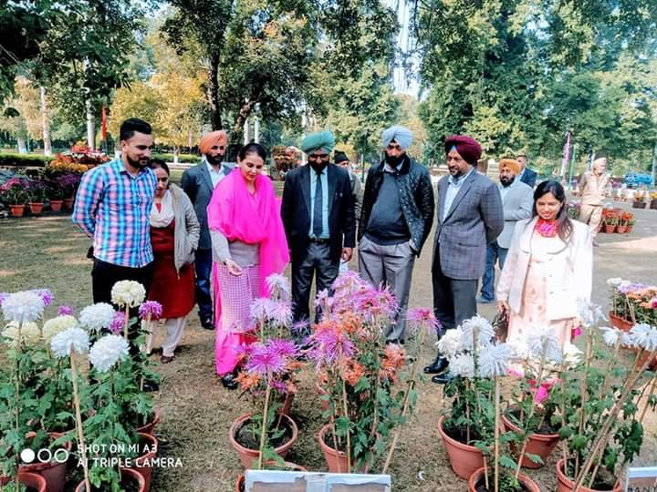 ਗੁਲਦਾਊਦੀ ਸ਼ੋਅ ਦੇ ਆਖਰੀ ਦਿਨ ਬੀਬਾ ਜੈਇੰਦਰ ਕੌਰ ਸਮੇਤ ਵੱਡੀ ਗਿਣਤੀ ਪਟਿਆਲਵੀਆਂ ਨੇ ਮਾਣਿਆ ਫੁੱਲਾਂ ਦੀ ਮਹਿਕ ਦਾ ਆਨੰਦ