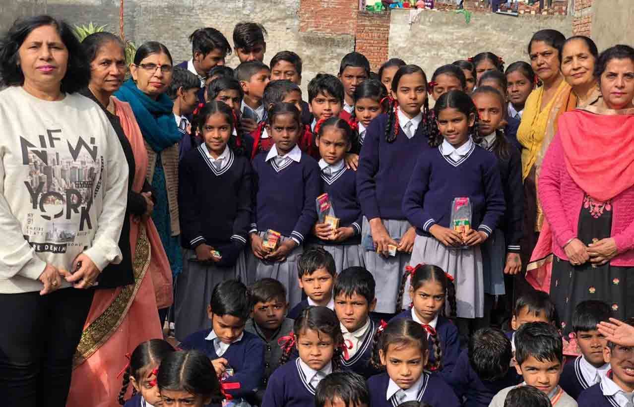ਅਨਮੋਲ ਰਤਨ ਗਰੁੱਪ ਨੇ ਲੋੜਵੰਦ ਬੱਚਿਆਂ ਨੂੰ ਕੱਪੜੇ ਵੰਡੇ