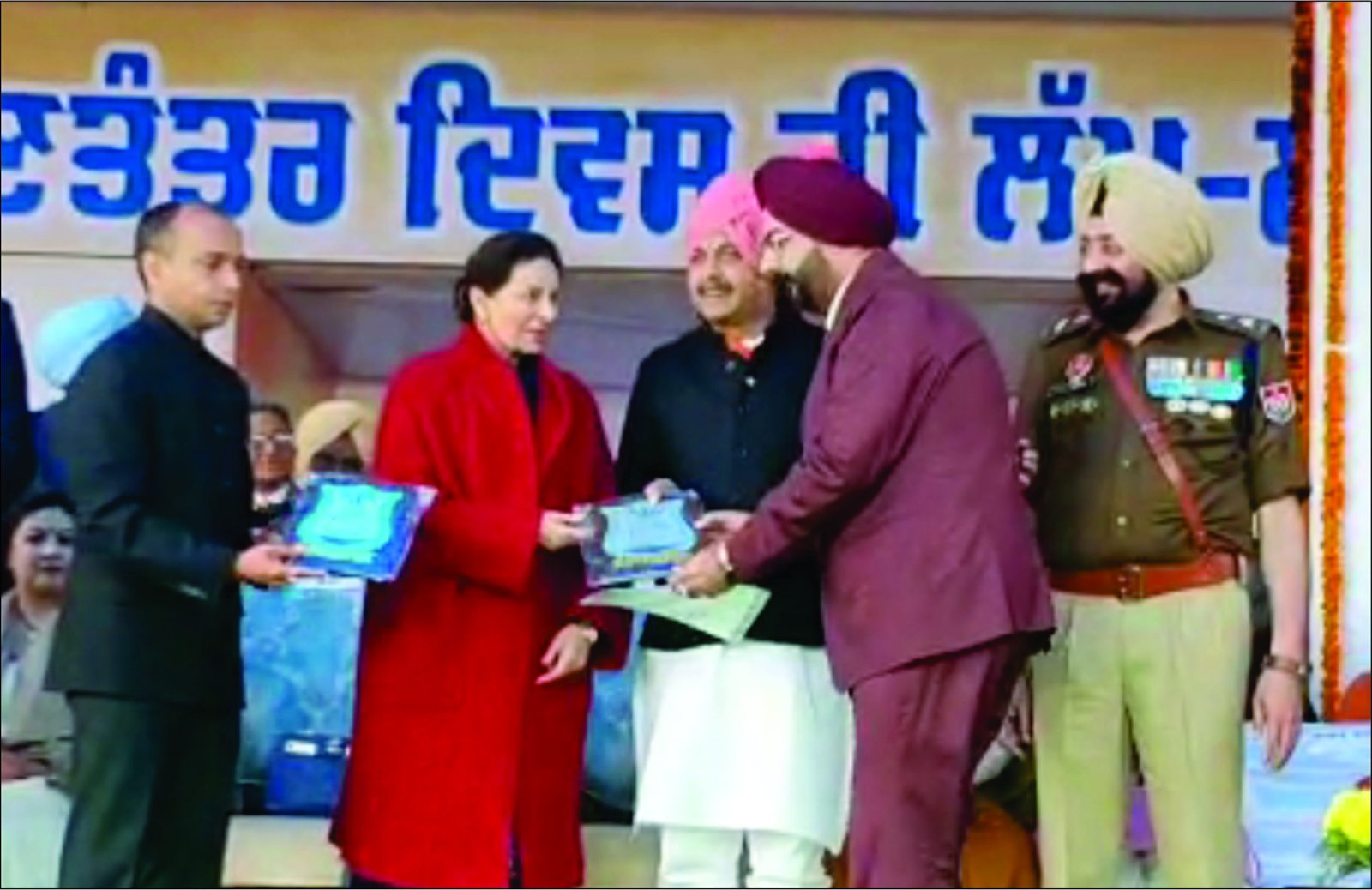 ਪਲੇਵੇਜ਼ ਸੀਨੀਅਰ ਸੈਕੰਡਰੀ ਸਕੂਲ ਨੂੰ ਗਣਤੰਤਰ ਦਿਹਾੜੇ ‘ਤੇ ਬੈਸਟ ਸਕੂਲ ਦਾ ਸਨਮਾਨ