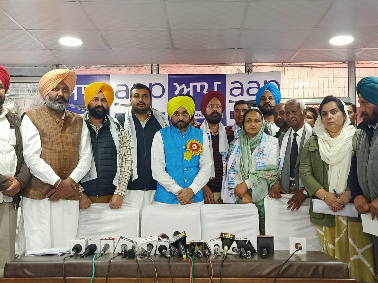 ‘ਆਪ’ ਨੇ ਦਿੱਤਾ ਕਾਂਗਰਸ ਤੇ ਬਾਦਲਾਂ ਨੂੰ ਝਟਕਾ ; ਸਾਬਕਾ ਕਾਂਗਰਸੀ ਵਿਧਾਇਕ ਅਤੇ ਯੂਥ ਅਕਾਲੀ ਆਗੂ ‘ਆਪ’ ‘ਚ ਹੋਏ ਸ਼ਾਮਲ