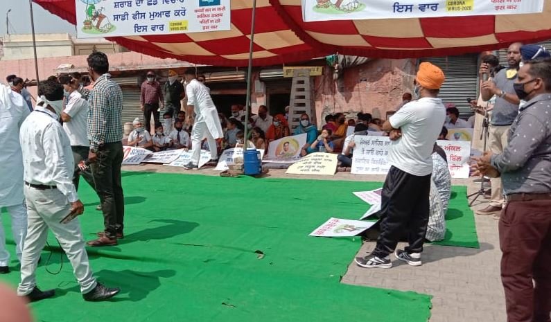 ਪਟਿਆਲਾ : ਅਕਾਲੀ ਦਲ ਵੱਲੋਂ ਸਿੱਖਿਆ ਮੰਤਰੀ ਦੇ ਘਰ ਦੇ ਨੇੜੇ ਸਕੂਲਾਂ ਦੀਆਂ ਫੀਸਾਂ ਦੇ ਵਿਰੁੱਧ ਰੋਸ਼ ਧਰਨਾ
