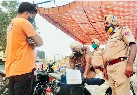 कोरोना वायरस की बजाये लोगों को पुलिस द्वारा मास्क न पहनने के किए जाने वाले चालानों का ज्यादा सता रहा है डर