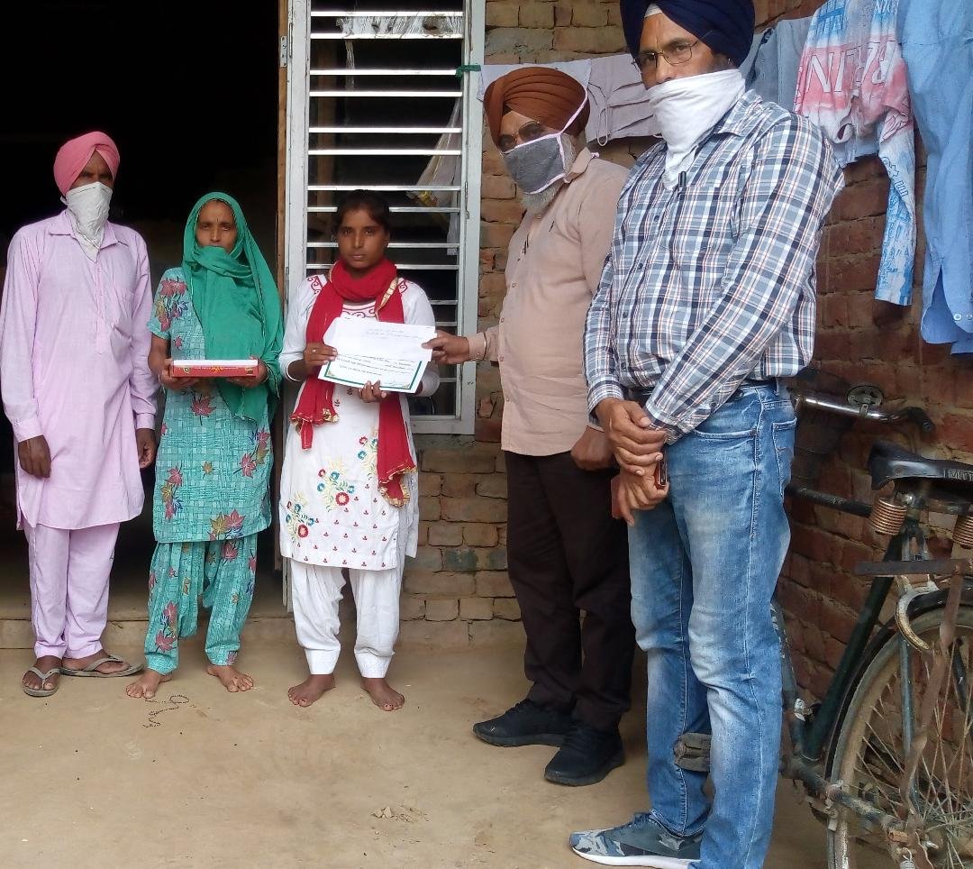 ਜ਼ਿਲ੍ਹਾ ਸਿੱਖਿਆ ਅਧਿਕਾਰੀਆਂ ਵੱਲੋਂ ਪੁਜੀਸ਼ਨਾਂ ਹਾਸਲ ਕਰਨ ਵਾਲੀਆਂ ਵਿਦਿਆਰਥਣਾਂ ਦੀ ਹੌਸਲਾ ਅਫਜ਼ਾਈ