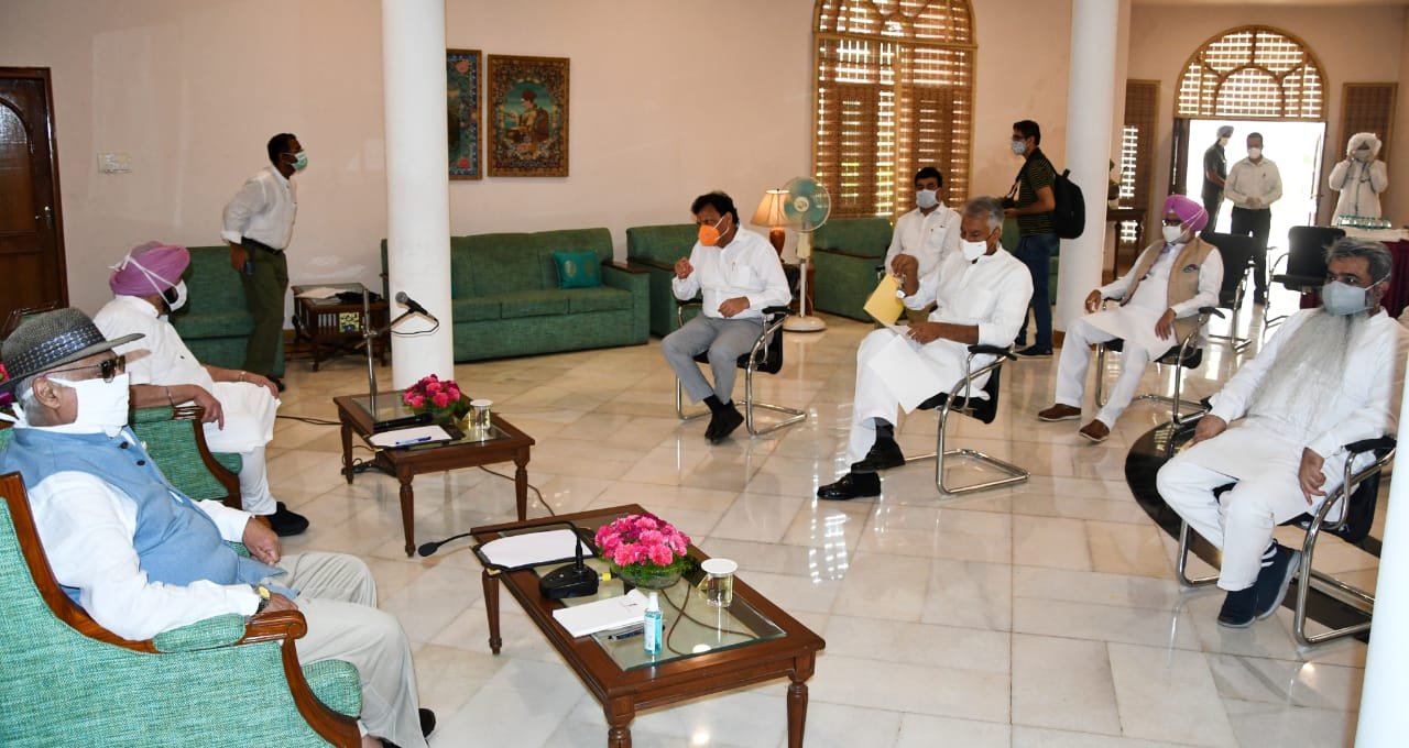 ਕੈਪਟਨ ਦੀ ਅਗਵਾਈ ‘ਚ ਪ੍ਰਦੇਸ ਕਾਂਗਰਸ ਦੇ ਵਫਦ ਵੱਲੋਂ ਕੇਂਦਰ ‘ਤੇ ਖੇਤੀਬਾੜੀ ਬਿੱਲ ਲਾਗੂ ਨਾ ਕਰਨ ਹਿੱਤ ਜ਼ੋਰ ਪਾਉਣ ਲਈ ਰਾਜਪਾਲ ਨਾਲ ਮੁਲਾਕਾਤ